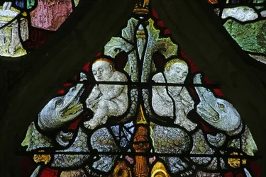 Fenster, das Grotesken darstellt